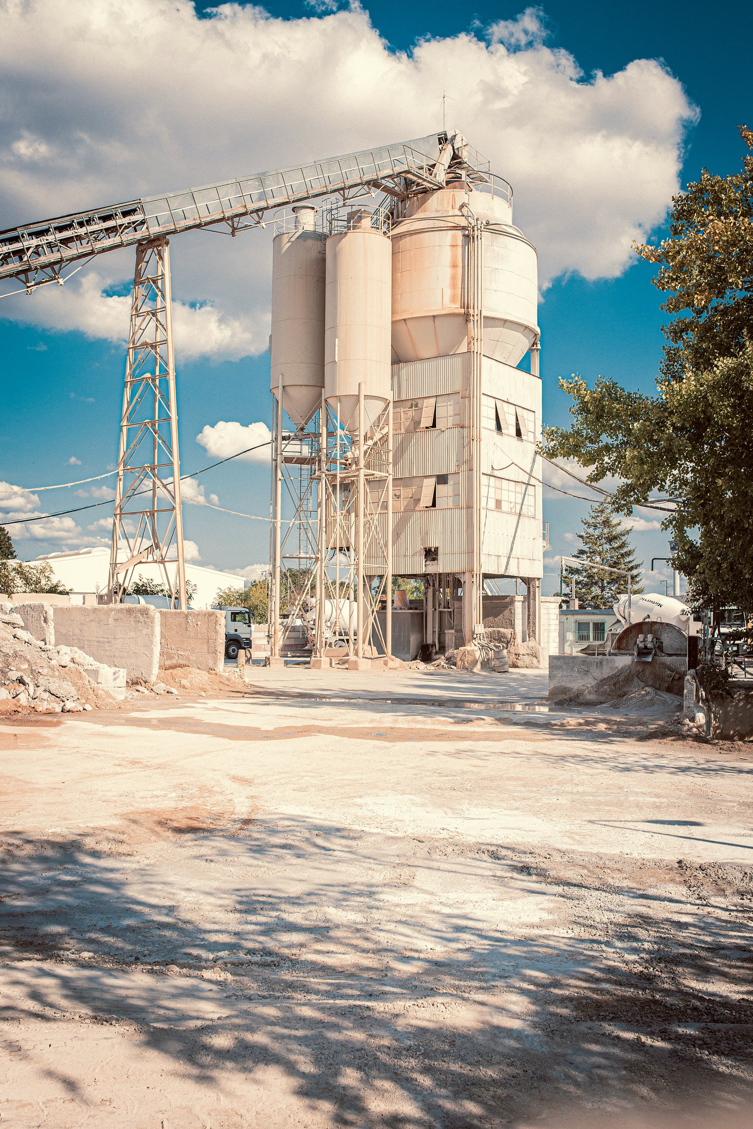 Beton fließt aus der Mischanlage